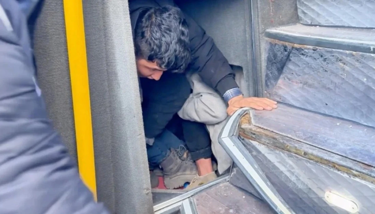 Boş otob&uuml;s&uuml;n bagajına gizlenen 53 g&ouml;&ccedil;men yakalandı