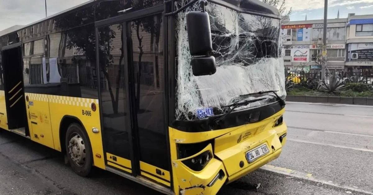 Fatih&rsquo;te 3 İETT otob&uuml;s&uuml; &ccedil;arpıştı