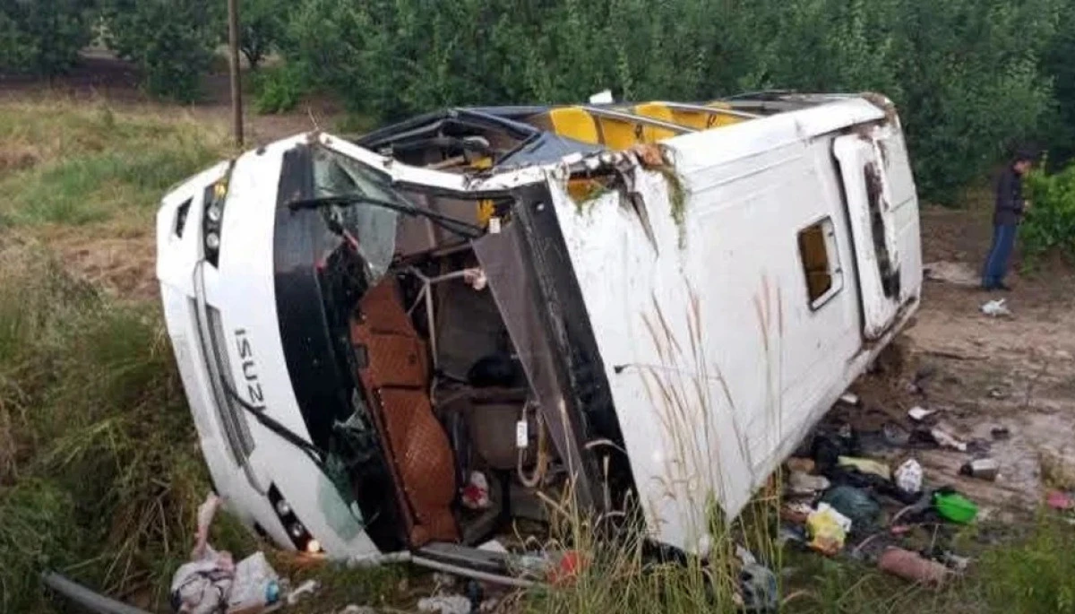 Isparta&rsquo;da tur otob&uuml;s&uuml; devrildi: 4 &ouml;l&uuml;, 15 yaralı