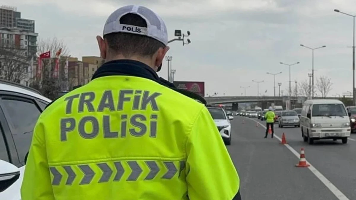 İstanbul'da s&uuml;r&uuml;c&uuml;lere hafta sonu uyarısı: 3 il&ccedil;ede yollar trafiğe kapanıyor