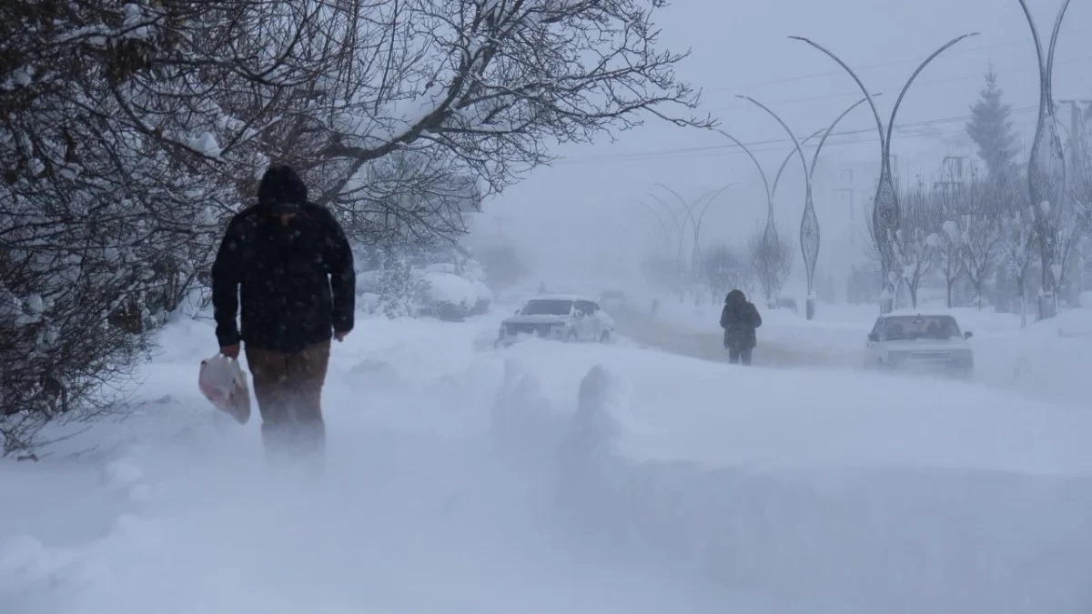Kar yağışı bir&ccedil;ok ilde ulaşımı olumsuz etkiliyor