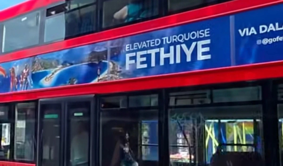 Londra'daki belediye otob&uuml;slerinde Haziran'da Fethiye- Marmaris reklamı: Gurbet&ccedil;iye Gurur, Turizme Zarar
