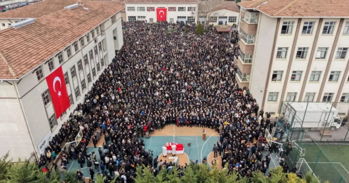 &Ouml;ğretmen Fatma Nur &Ccedil;elik son yolculuğuna uğurlandı