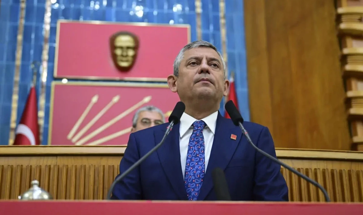 &Ouml;zg&uuml;r &Ouml;zel 'Yeni Parti'yi a&ccedil;ıkladı! CHP k&uuml;rs&uuml;s&uuml;ne veda etti