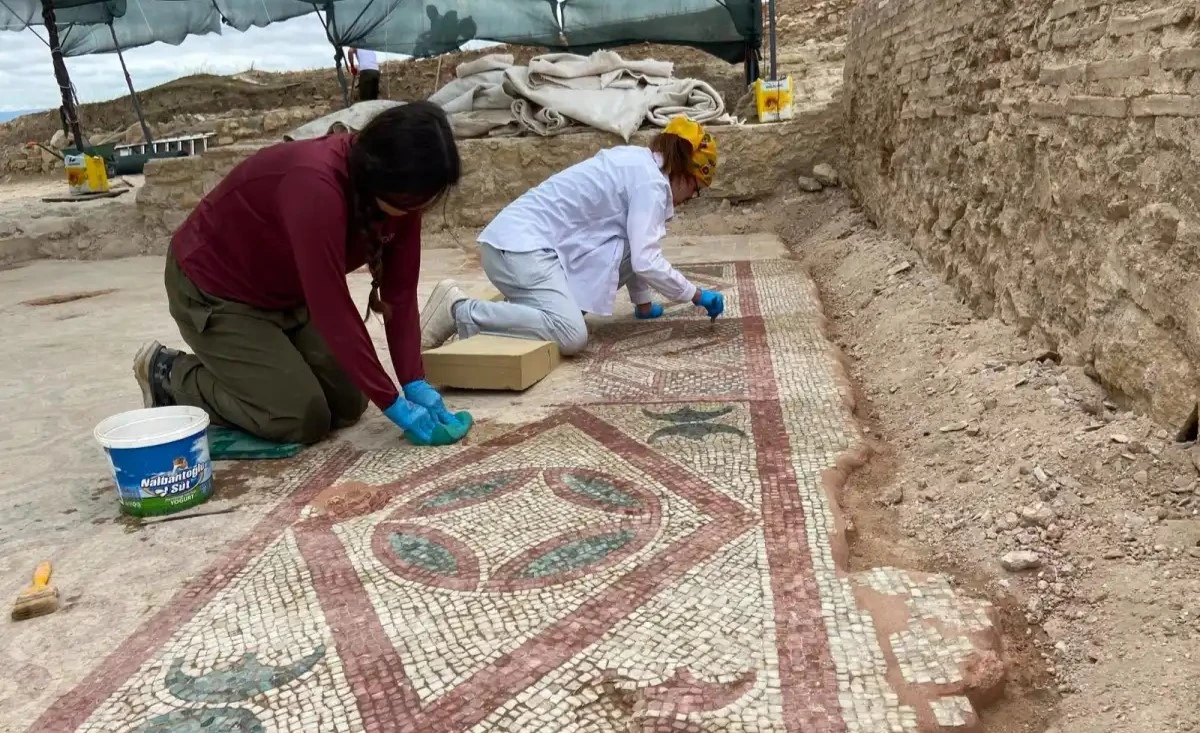 Pompeiopolis&rsquo;te yeni keşif: 105 metrekarelik mozaik ve Eros başı bulundu