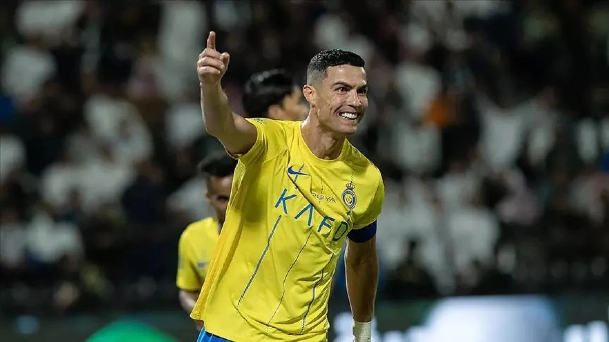 Portekizli yıldız Ronaldo g&ouml;n&uuml;lleri fethetti! M&uuml;sl&uuml;man takım arkadaşlarıyla oru&ccedil; tuttu