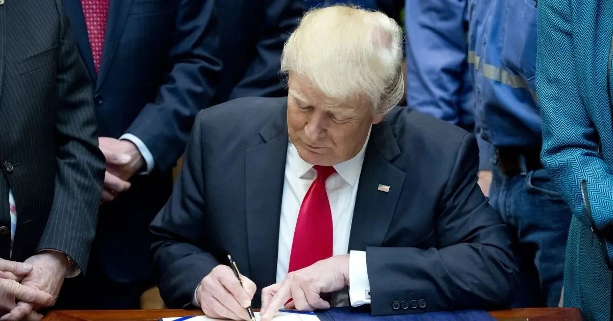 Trump&rsquo;tan yeni g&uuml;mr&uuml;k hamlesi: Y&uuml;zde 10&rsquo;luk k&uuml;resel vergi