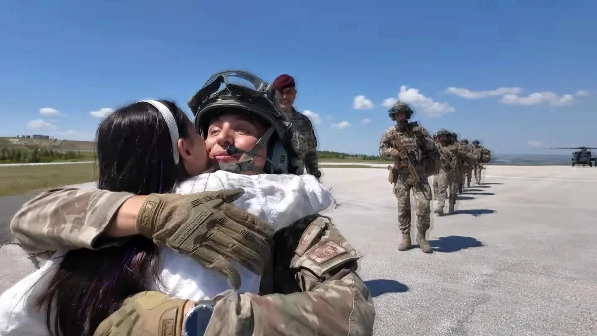 TSK personelinden kara, hava ve denizde Babalar G&uuml;n&uuml;ne &ouml;zel kutlama