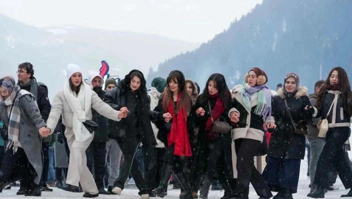 Uzung&ouml;l Kış Festivali&rsquo;nde horon rekoru: 6 bin 161 kişi el ele